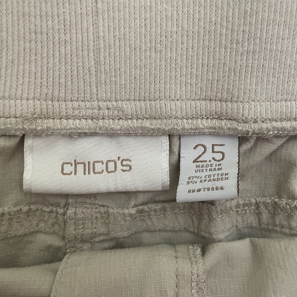 Women's Size 14 Chico's Cream Color Cargo Capris - Picture 2 of 14